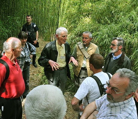 Michel Bonfils führt sachkundig durch den Jardin de Planbuisson